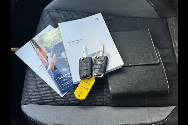 Volkswagen T-Roc 1.0 TSI R-Line * Blackstyle * Carplay * Climate Control * Parkeersensoren * Volkswagen T-Roc 1.0 TSI R-Line * Blackstyle * Carplay * Climate Control * Parkeersensoren *