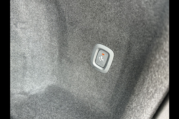 Volvo V60 2.0 B3 Momentum Advantage | R-Design | Elek. Trekhaak | Camera | Dealer onderhouden