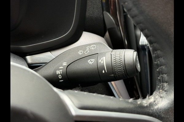 Volvo V60 2.0 B3 Momentum Advantage | R-Design | Elek. Trekhaak | Camera | Dealer onderhouden