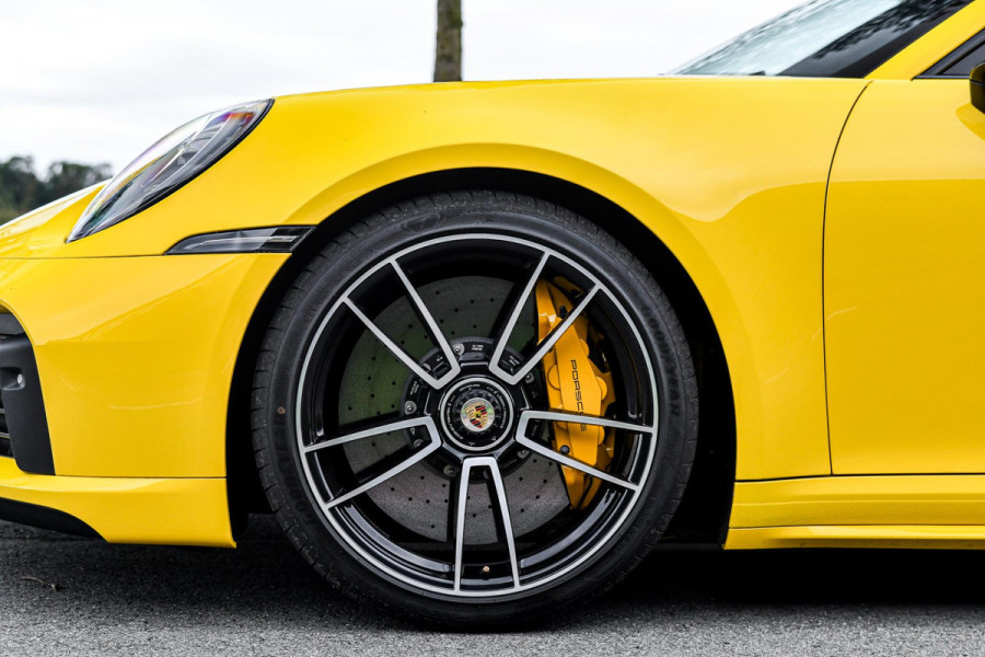 Porsche 911 3.8 Turbo S. Keramisch, Racing Yellow, Burmester, Alcantara hemel, PDCC, Sportuitl, Pano, ACC, 18 Weg, Dodeh, Camera!