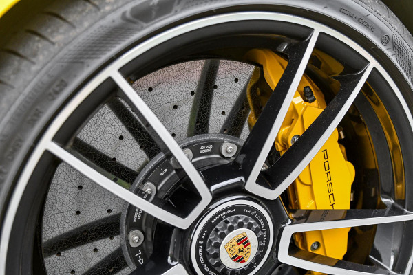 Porsche 911 3.8 Turbo S. Keramisch, Racing Yellow, Burmester, Alcantara hemel, PDCC, Sportuitl, Pano, ACC, 18 Weg, Dodeh, Camera!