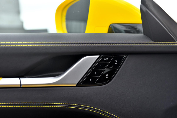 Porsche 911 3.8 Turbo S. Keramisch, Racing Yellow, Burmester, Alcantara hemel, PDCC, Sportuitl, Pano, ACC, 18 Weg, Dodeh, Camera!