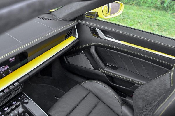 Porsche 911 3.8 Turbo S. Keramisch, Racing Yellow, Burmester, Alcantara hemel, PDCC, Sportuitl, Pano, ACC, 18 Weg, Dodeh, Camera!