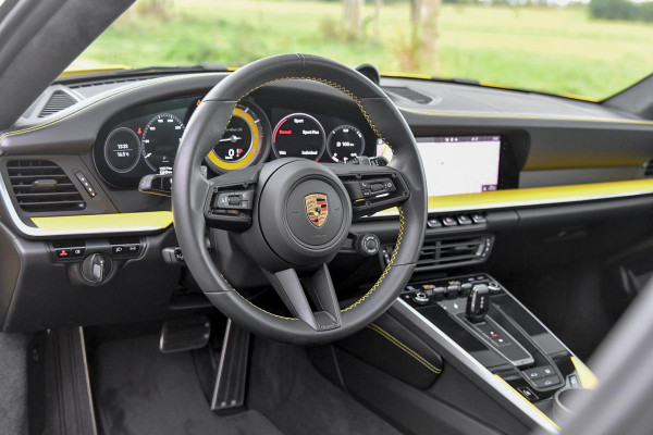 Porsche 911 3.8 Turbo S. Keramisch, Racing Yellow, Burmester, Alcantara hemel, PDCC, Sportuitl, Pano, ACC, 18 Weg, Dodeh, Camera!