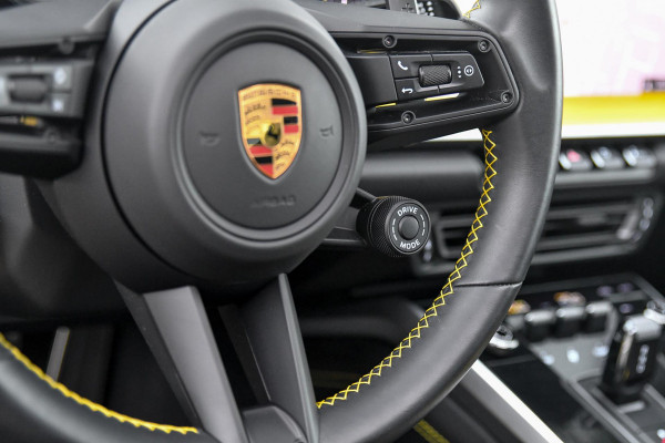 Porsche 911 3.8 Turbo S. Keramisch, Racing Yellow, Burmester, Alcantara hemel, PDCC, Sportuitl, Pano, ACC, 18 Weg, Dodeh, Camera!