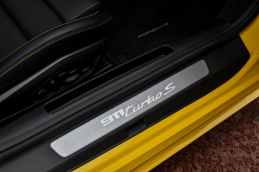 Porsche 911 3.8 Turbo S. Keramisch, Racing Yellow, Burmester, Alcantara hemel, PDCC, Sportuitl, Pano, ACC, 18 Weg, Dodeh, Camera!