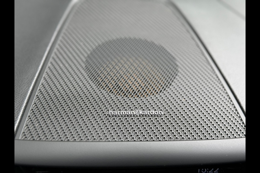 Volvo XC60 2.0 T8 Twin Engine AWD R-Design l Pano l 360 Camera l HK Audio l Trekhaak l Luchtvering l