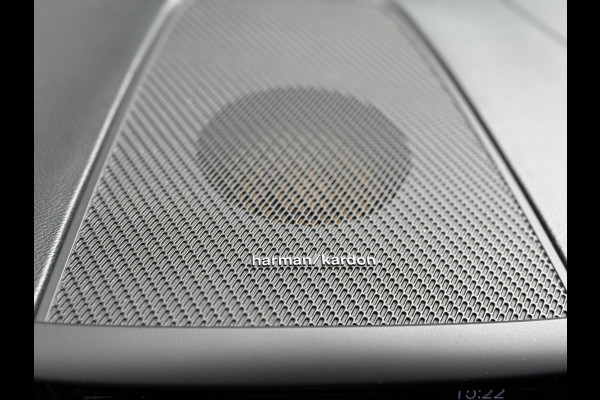 Volvo XC60 2.0 T8 Twin Engine AWD R-Design l Pano l 360 Camera l HK Audio l Trekhaak l Luchtvering l