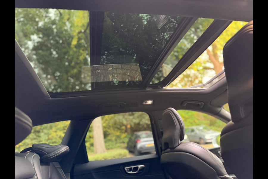 Volvo XC60 2.0 T8 Twin Engine AWD R-Design l Pano l 360 Camera l HK Audio l Trekhaak l Luchtvering l