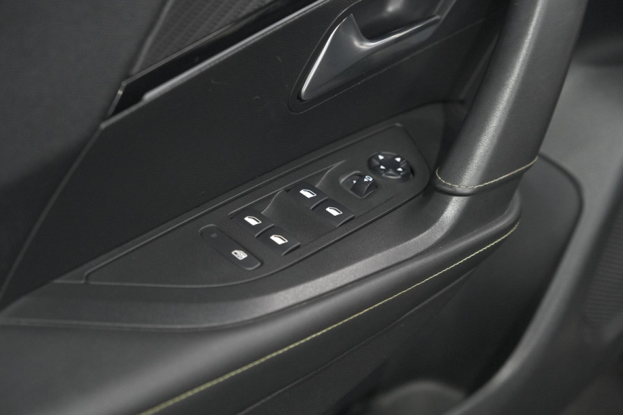 Peugeot 2008 PureTech 130 GT-Line | Camera | Adaptieve Cruise Control | Allseason Banden | Navigatie Peugeot 2008 PureTech 130 GT-Line | Camera | Adaptieve Cruise Control | Allseason Banden | Navigatie