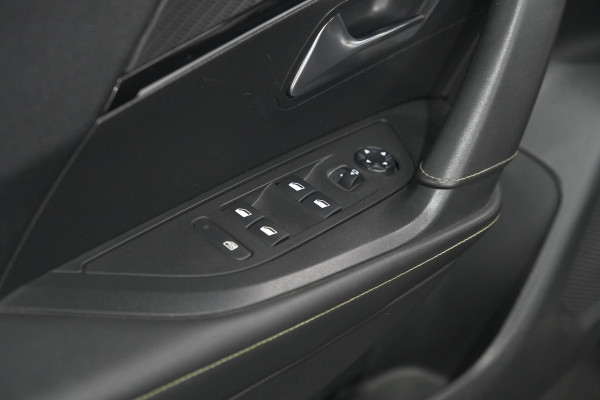 Peugeot 2008 PureTech 130 GT-Line | Camera | Adaptieve Cruise Control | Allseason Banden | Navigatie Peugeot 2008 PureTech 130 GT-Line | Camera | Adaptieve Cruise Control | Allseason Banden | Navigatie