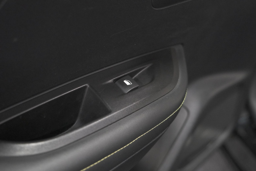 Peugeot 2008 PureTech 130 GT-Line | Camera | Adaptieve Cruise Control | Allseason Banden | Navigatie Peugeot 2008 PureTech 130 GT-Line | Camera | Adaptieve Cruise Control | Allseason Banden | Navigatie