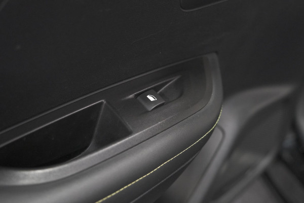Peugeot 2008 PureTech 130 GT-Line | Camera | Adaptieve Cruise Control | Allseason Banden | Navigatie Peugeot 2008 PureTech 130 GT-Line | Camera | Adaptieve Cruise Control | Allseason Banden | Navigatie