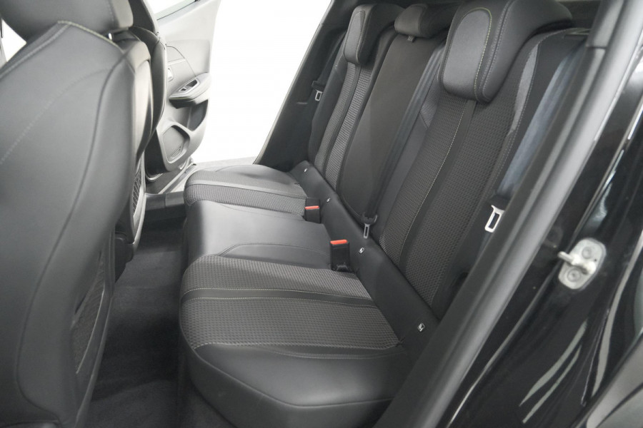 Peugeot 2008 PureTech 130 GT-Line | Camera | Adaptieve Cruise Control | Allseason Banden | Navigatie Peugeot 2008 PureTech 130 GT-Line | Camera | Adaptieve Cruise Control | Allseason Banden | Navigatie