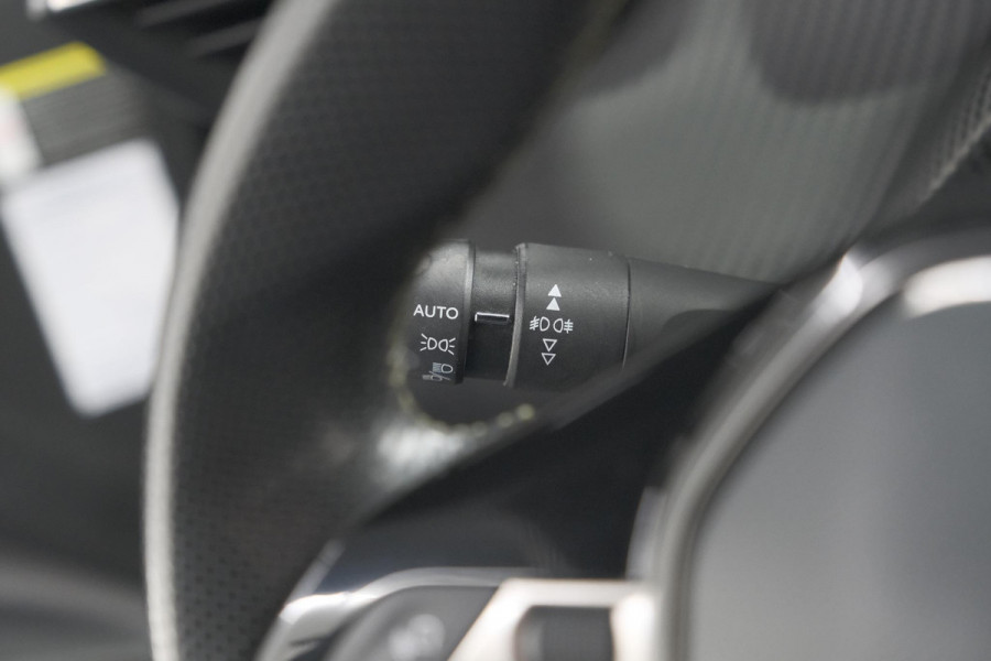 Peugeot 2008 PureTech 130 GT-Line | Camera | Adaptieve Cruise Control | Allseason Banden | Navigatie Peugeot 2008 PureTech 130 GT-Line | Camera | Adaptieve Cruise Control | Allseason Banden | Navigatie