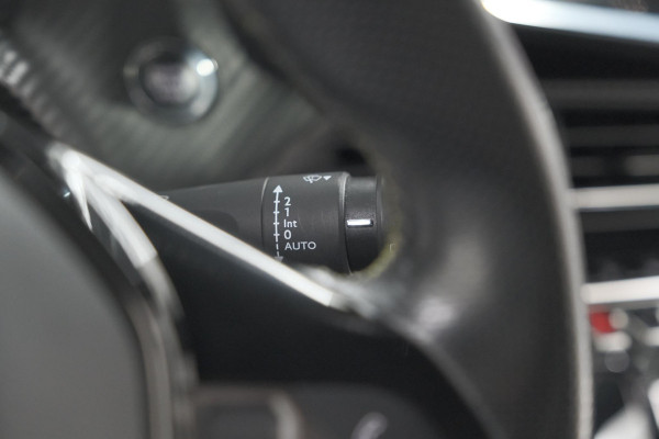 Peugeot 2008 PureTech 130 GT-Line | Camera | Adaptieve Cruise Control | Allseason Banden | Navigatie Peugeot 2008 PureTech 130 GT-Line | Camera | Adaptieve Cruise Control | Allseason Banden | Navigatie
