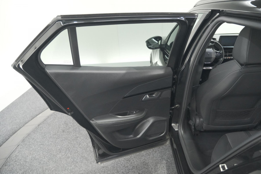 Peugeot 2008 PureTech 130 GT-Line | Camera | Adaptieve Cruise Control | Allseason Banden | Navigatie Peugeot 2008 PureTech 130 GT-Line | Camera | Adaptieve Cruise Control | Allseason Banden | Navigatie