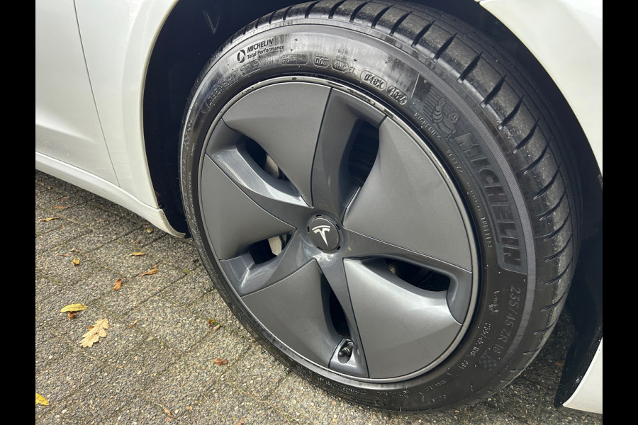 Tesla Model 3 Long Range AWD 75 kWh 84% SOH Trekhaak (1.000kg) Rijklaarprijs! Tesla Model 3 Long Range AWD 75 kWh 84% SOH Trekhaak (1.000kg) Rijklaarprijs!