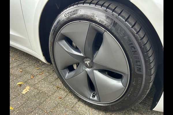 Tesla Model 3 Long Range AWD 75 kWh 84% SOH Trekhaak (1.000kg) Rijklaarprijs! Tesla Model 3 Long Range AWD 75 kWh 84% SOH Trekhaak (1.000kg) Rijklaarprijs!