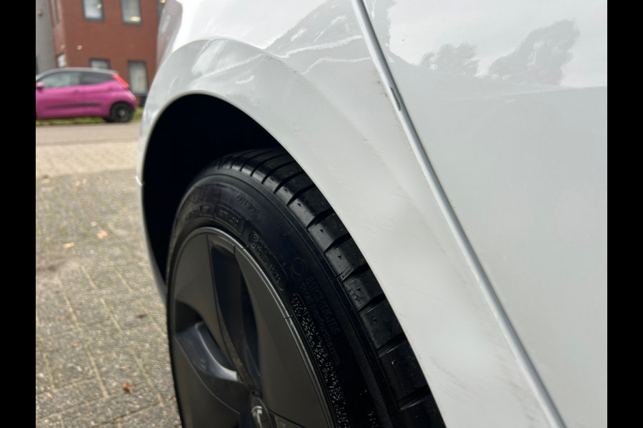 Tesla Model 3 Long Range AWD 75 kWh 84% SOH Trekhaak (1.000kg) Rijklaarprijs! Tesla Model 3 Long Range AWD 75 kWh 84% SOH Trekhaak (1.000kg) Rijklaarprijs!