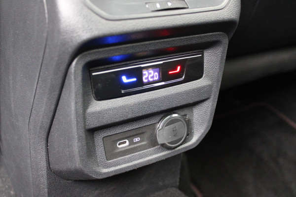 Volkswagen Tiguan Allspace 1.5 TSI R-Line 7p. | Panoramadak | Trekhaak | Navigatie | Adaptieve cruise Volkswagen Tiguan Allspace 1.5 TSI R-Line 7p. | Panoramadak | Trekhaak | Navigatie | Adaptieve cruise