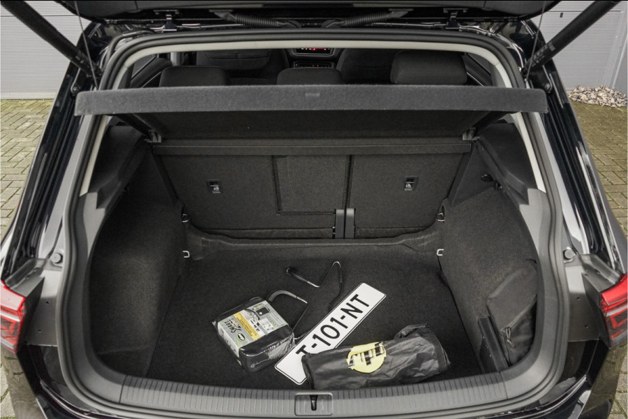 Volkswagen Tiguan 1.5 TSI Life Elegance ACC Winter Pack Suzuka 19" Trekhaak Volkswagen Tiguan 1.5 TSI Life Elegance ACC Winter Pack Suzuka 19" Trekhaak