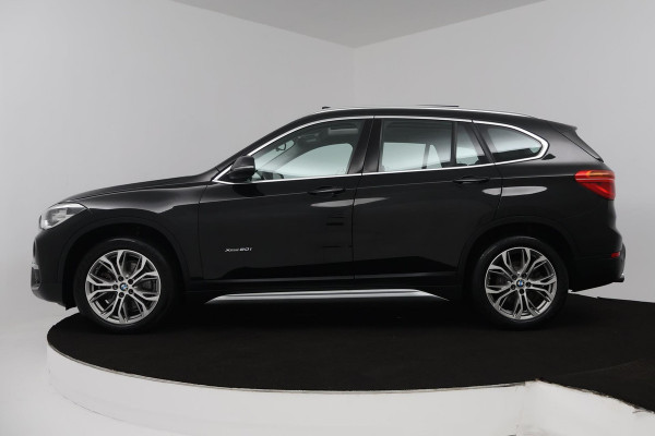 BMW X1 XDrive20i High Executive (PANORAMADAK, TREKHAAK, STOELVERWARMING, ACHTERUITRIJCAMERA, HEAD-UP, DEALER ONDERHOUDEN)
