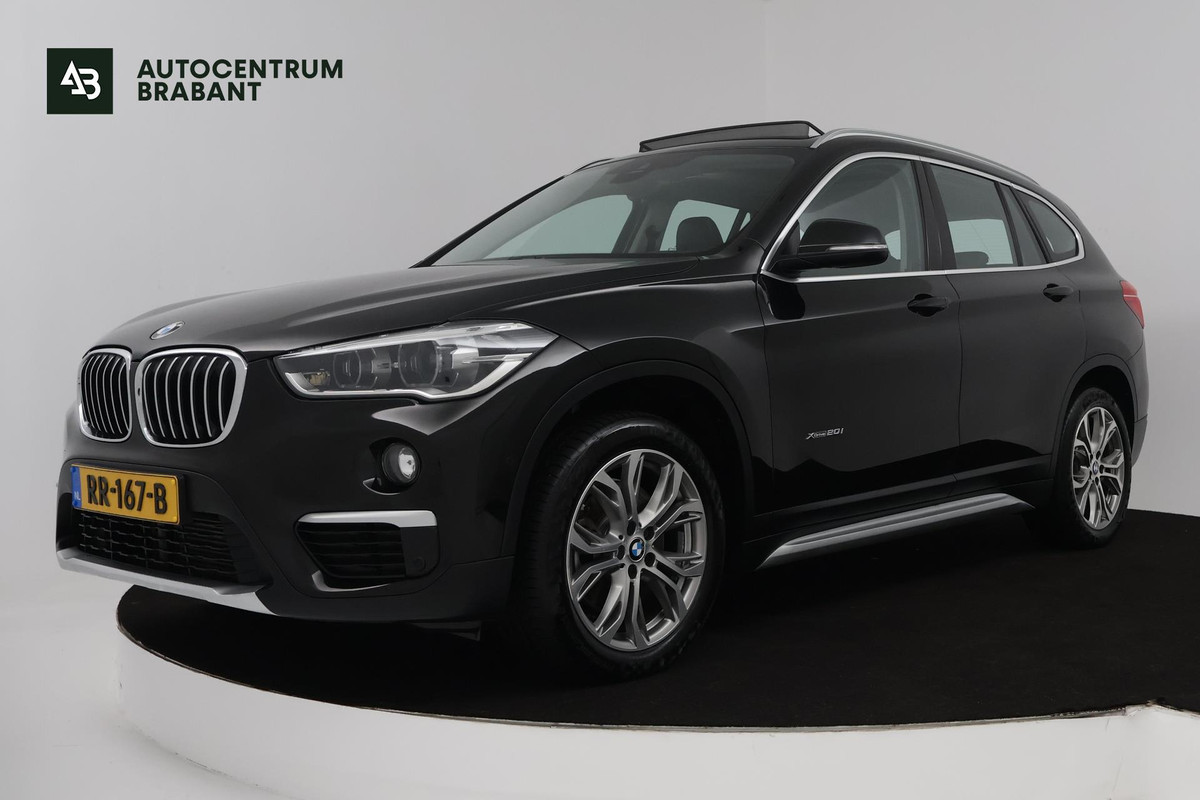 BMW X1 XDrive20i High Executive (PANORAMADAK, TREKHAAK, STOELVERWARMING, ACHTERUITRIJCAMERA, HEAD-UP, DEALER ONDERHOUDEN)