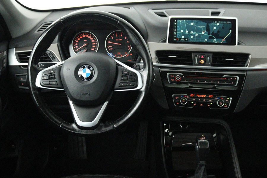 BMW X1 XDrive20i High Executive (PANORAMADAK, TREKHAAK, STOELVERWARMING, ACHTERUITRIJCAMERA, HEAD-UP, DEALER ONDERHOUDEN)
