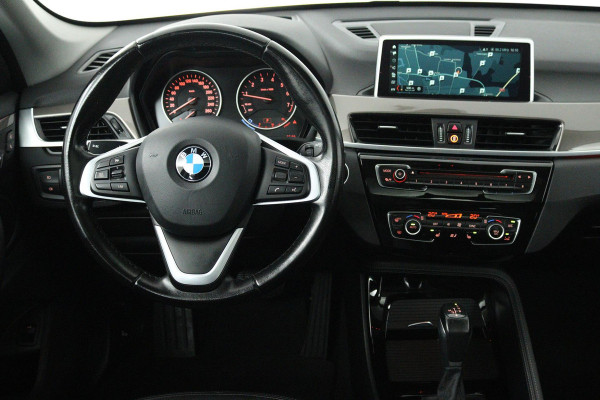 BMW X1 XDrive20i High Executive (PANORAMADAK, TREKHAAK, STOELVERWARMING, ACHTERUITRIJCAMERA, HEAD-UP, DEALER ONDERHOUDEN)