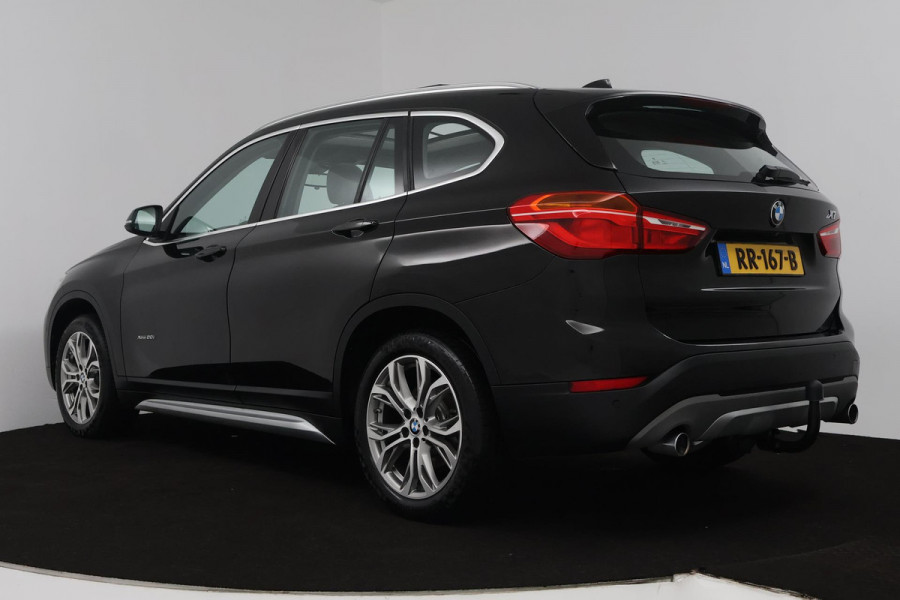 BMW X1 XDrive20i High Executive (PANORAMADAK, TREKHAAK, STOELVERWARMING, ACHTERUITRIJCAMERA, HEAD-UP, DEALER ONDERHOUDEN)