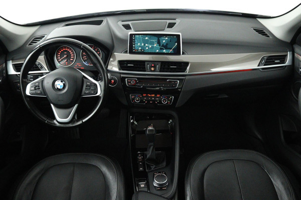 BMW X1 XDrive20i High Executive (PANORAMADAK, TREKHAAK, STOELVERWARMING, ACHTERUITRIJCAMERA, HEAD-UP, DEALER ONDERHOUDEN)