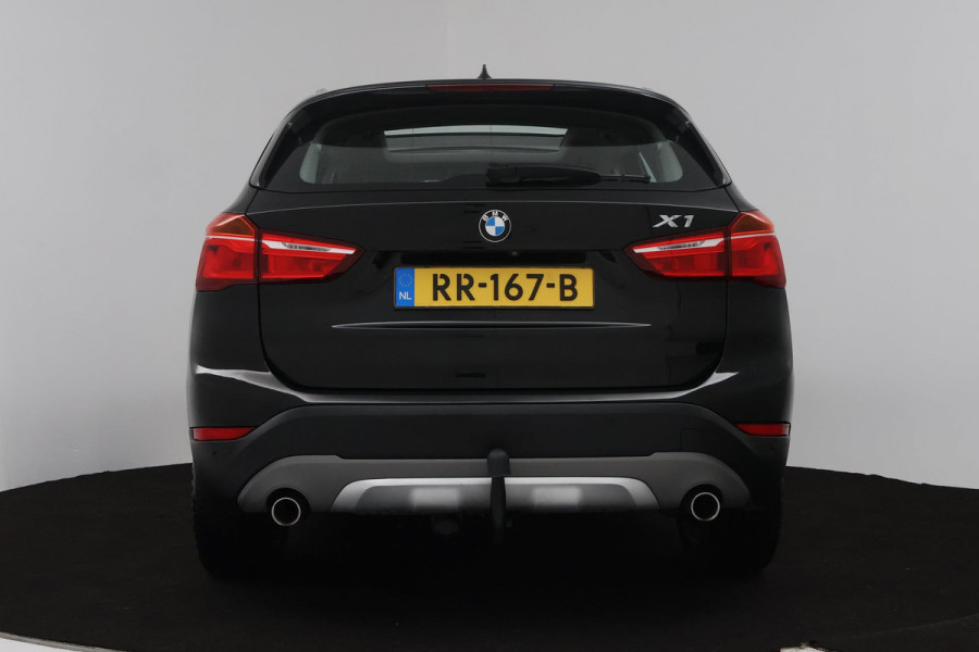 BMW X1 XDrive20i High Executive (PANORAMADAK, TREKHAAK, STOELVERWARMING, ACHTERUITRIJCAMERA, HEAD-UP, DEALER ONDERHOUDEN)