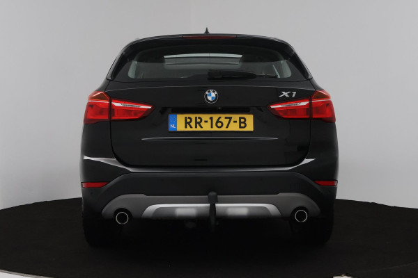 BMW X1 XDrive20i High Executive (PANORAMADAK, TREKHAAK, STOELVERWARMING, ACHTERUITRIJCAMERA, HEAD-UP, DEALER ONDERHOUDEN)
