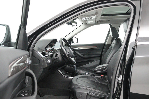 BMW X1 XDrive20i High Executive (PANORAMADAK, TREKHAAK, STOELVERWARMING, ACHTERUITRIJCAMERA, HEAD-UP, DEALER ONDERHOUDEN)
