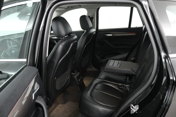 BMW X1 XDrive20i High Executive (PANORAMADAK, TREKHAAK, STOELVERWARMING, ACHTERUITRIJCAMERA, HEAD-UP, DEALER ONDERHOUDEN)