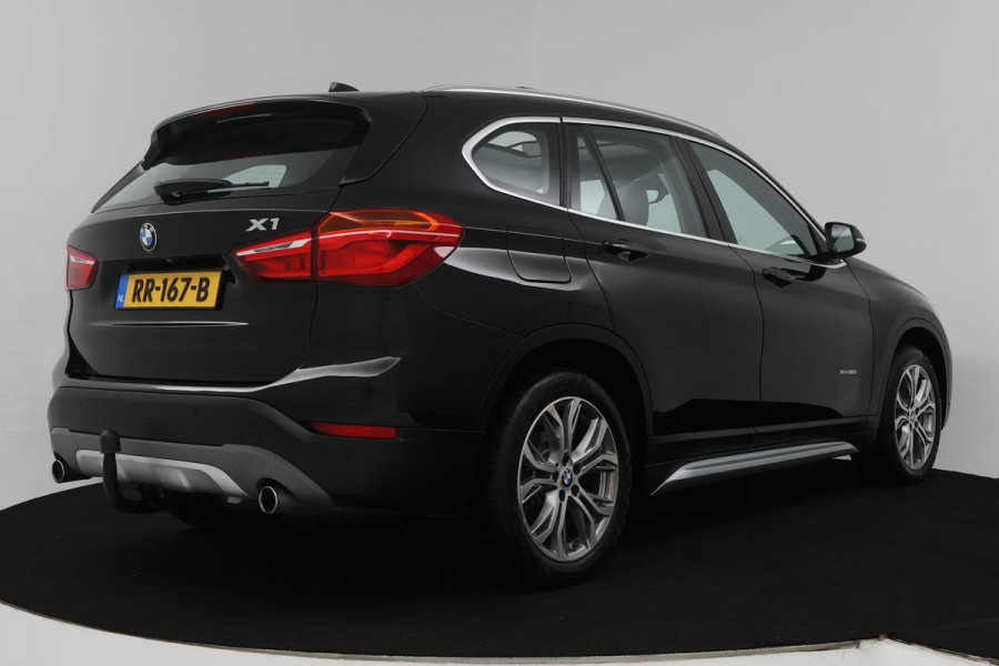 BMW X1 XDrive20i High Executive (PANORAMADAK, TREKHAAK, STOELVERWARMING, ACHTERUITRIJCAMERA, HEAD-UP, DEALER ONDERHOUDEN)