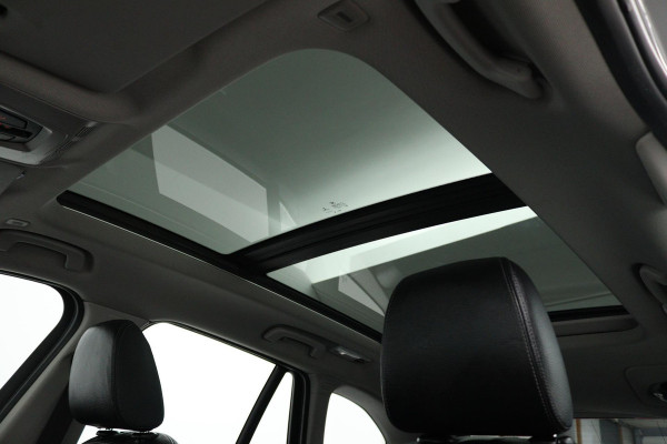BMW X1 XDrive20i High Executive (PANORAMADAK, TREKHAAK, STOELVERWARMING, ACHTERUITRIJCAMERA, HEAD-UP, DEALER ONDERHOUDEN)