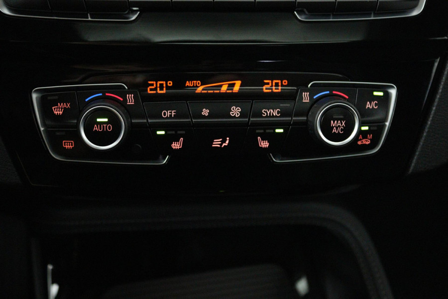 BMW X1 XDrive20i High Executive (PANORAMADAK, TREKHAAK, STOELVERWARMING, ACHTERUITRIJCAMERA, HEAD-UP, DEALER ONDERHOUDEN)