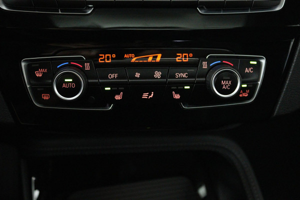 BMW X1 XDrive20i High Executive (PANORAMADAK, TREKHAAK, STOELVERWARMING, ACHTERUITRIJCAMERA, HEAD-UP, DEALER ONDERHOUDEN)