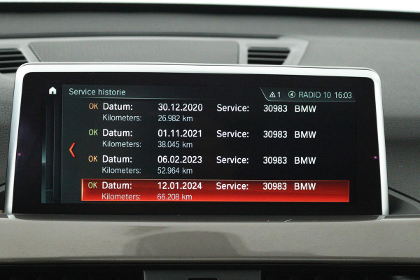 BMW X1 XDrive20i High Executive (PANORAMADAK, TREKHAAK, STOELVERWARMING, ACHTERUITRIJCAMERA, HEAD-UP, DEALER ONDERHOUDEN)