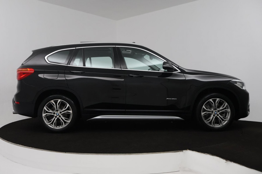 BMW X1 XDrive20i High Executive (PANORAMADAK, TREKHAAK, STOELVERWARMING, ACHTERUITRIJCAMERA, HEAD-UP, DEALER ONDERHOUDEN)