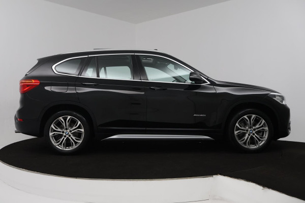 BMW X1 XDrive20i High Executive (PANORAMADAK, TREKHAAK, STOELVERWARMING, ACHTERUITRIJCAMERA, HEAD-UP, DEALER ONDERHOUDEN)