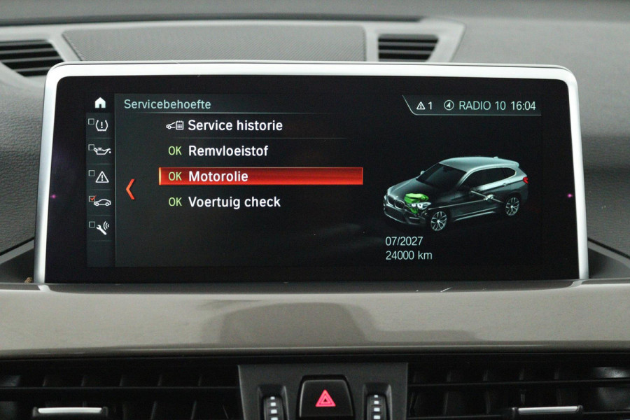 BMW X1 XDrive20i High Executive (PANORAMADAK, TREKHAAK, STOELVERWARMING, ACHTERUITRIJCAMERA, HEAD-UP, DEALER ONDERHOUDEN)