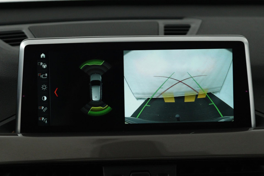 BMW X1 XDrive20i High Executive (PANORAMADAK, TREKHAAK, STOELVERWARMING, ACHTERUITRIJCAMERA, HEAD-UP, DEALER ONDERHOUDEN)