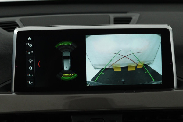 BMW X1 XDrive20i High Executive (PANORAMADAK, TREKHAAK, STOELVERWARMING, ACHTERUITRIJCAMERA, HEAD-UP, DEALER ONDERHOUDEN)