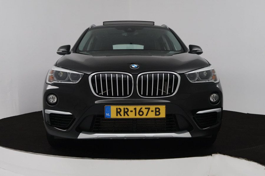 BMW X1 XDrive20i High Executive (PANORAMADAK, TREKHAAK, STOELVERWARMING, ACHTERUITRIJCAMERA, HEAD-UP, DEALER ONDERHOUDEN)