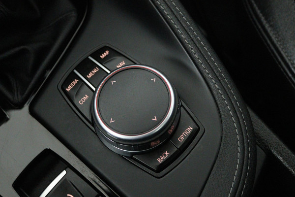 BMW X1 XDrive20i High Executive (PANORAMADAK, TREKHAAK, STOELVERWARMING, ACHTERUITRIJCAMERA, HEAD-UP, DEALER ONDERHOUDEN)