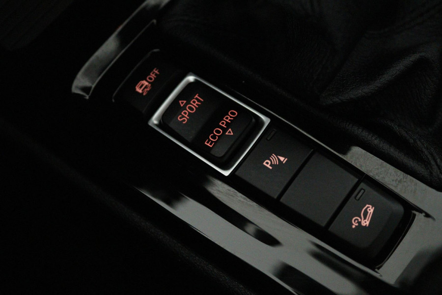 BMW X1 XDrive20i High Executive (PANORAMADAK, TREKHAAK, STOELVERWARMING, ACHTERUITRIJCAMERA, HEAD-UP, DEALER ONDERHOUDEN)