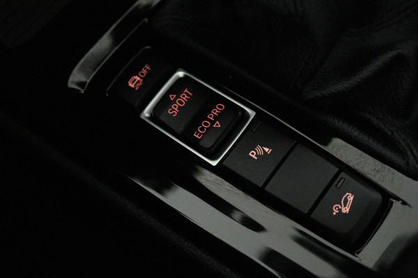 BMW X1 XDrive20i High Executive (PANORAMADAK, TREKHAAK, STOELVERWARMING, ACHTERUITRIJCAMERA, HEAD-UP, DEALER ONDERHOUDEN)